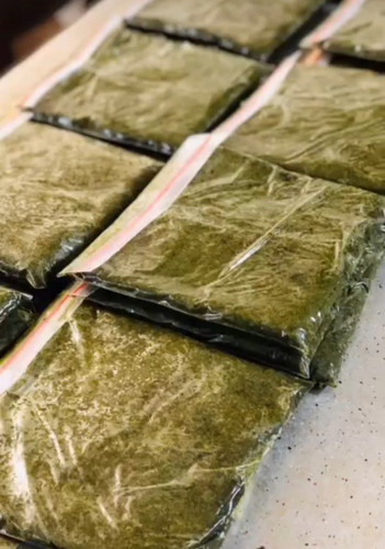 کرفس خورد شده سرخ شده به همراه نعنا جعفری