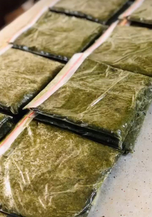 کرفس خورد شده سرخ شده به همراه نعنا جعفری